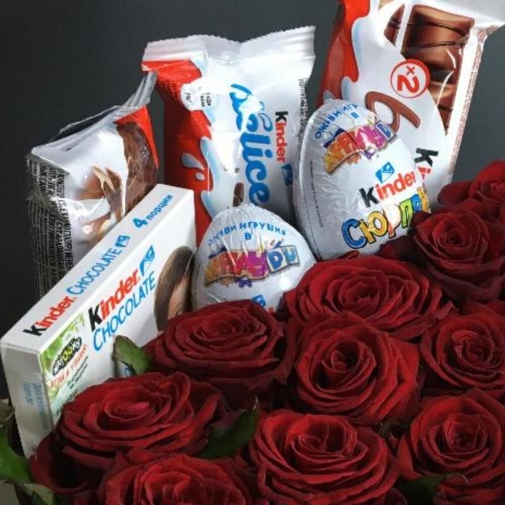 Подарочный набор из красных роз со сладостями Подарочный набор из красных роз со сладостями