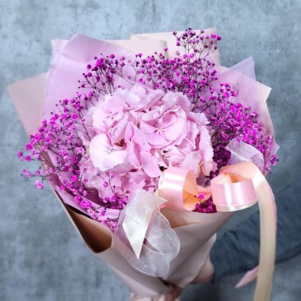 Розовое облако S букет из гортензии и гипсофилы