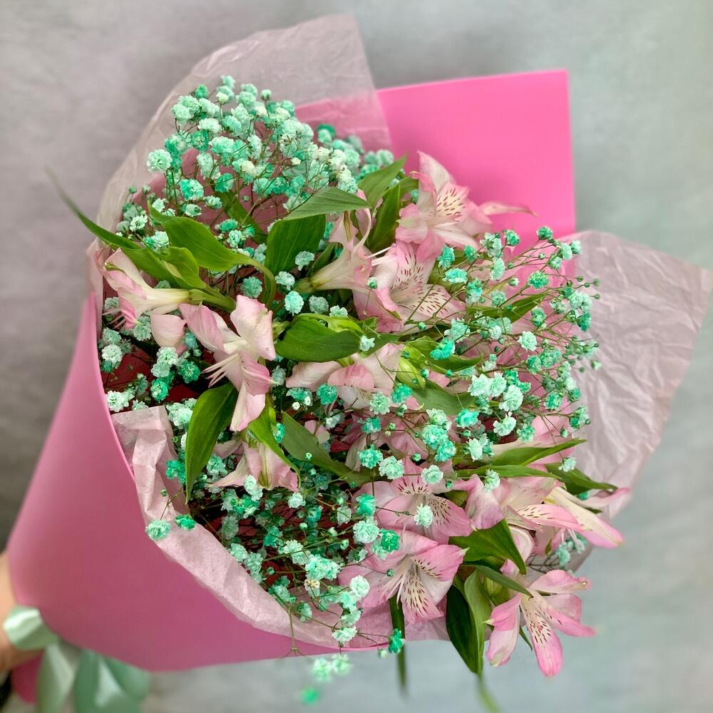 Яркий букет - кулечек из альстромерий и гипсофилы Яркий букет - кулечек из альстромерий и гипсофилы