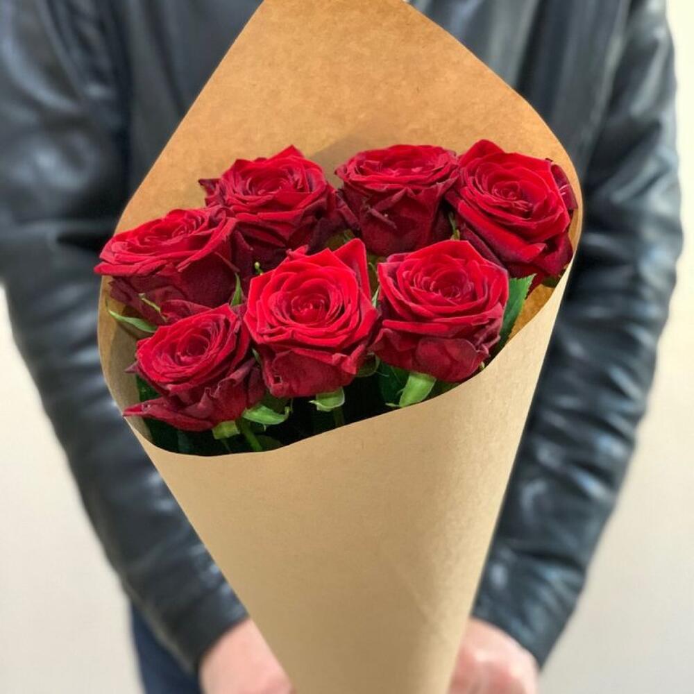 Букет 7 красных роз в крафте
