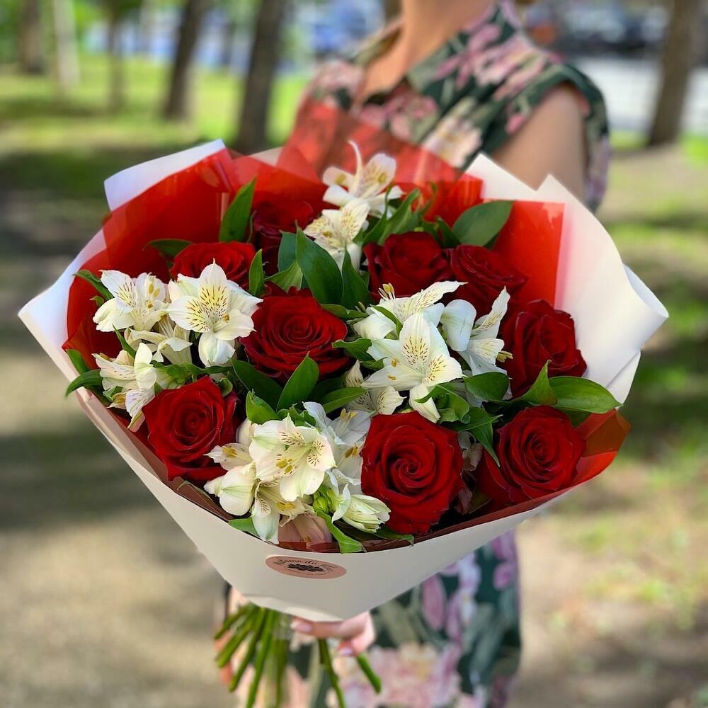 Микс из роз и альстромерии